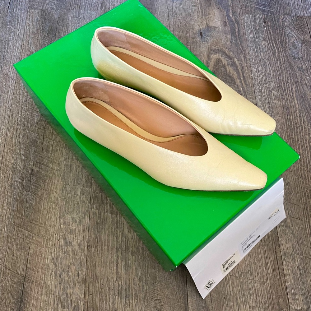 Authentic Bottega Veneta ballerina almond flats shoes in butter